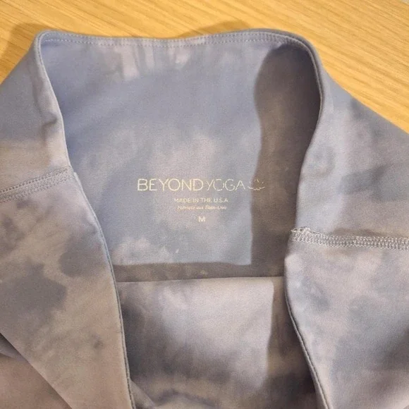 💙☁️ Beyond Yoga blue cloudy print leggings ☁️🦋 - Picture 3 of 5